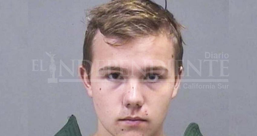 Arrestan a joven que celebró tiroteos; tenía 15 rifles en su casa Arrestan a joven que celebró tiroteos; tenía 15 rifles en su casa
