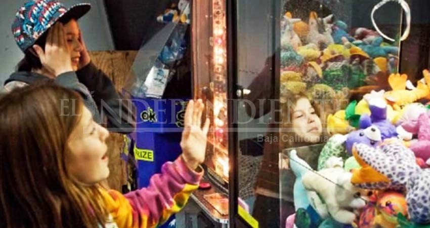 Esta es la trampa de las maquinitas de muñecos de peluche; por eso no ganas Esta es la trampa de las maquinitas de muñecos de peluche; por eso no ganas
