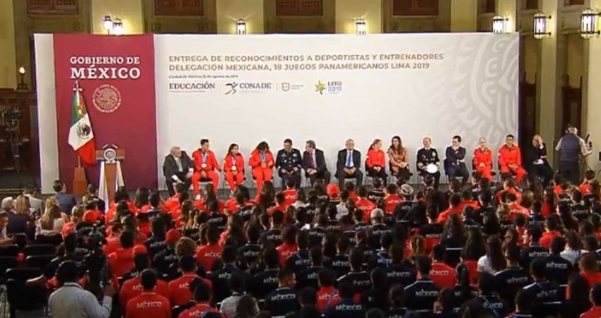 Presidente de la Republica entrega estímulos económicos a atletas de Juegos Panamericanos Presidente de la Republica entrega estímulos económicos a atletas de Juegos Panamericanos