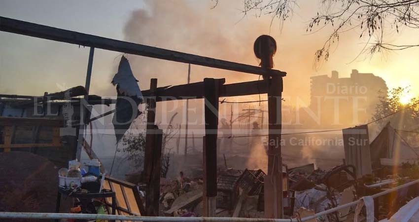 Salieron de su casa en El Manglito sin apagar el fuego, lo perdieron todo Salieron de su casa en El Manglito sin apagar el fuego, lo perdieron todo