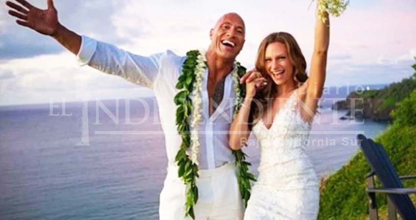 Dwayne Johnson se casa con su guapa novia en Hawái Dwayne Johnson se casa con su guapa novia en Hawái
