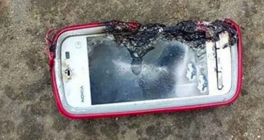 Niño muere electrocutado por usar el celular mientras se cargaba Niño muere electrocutado por usar el celular mientras se cargaba