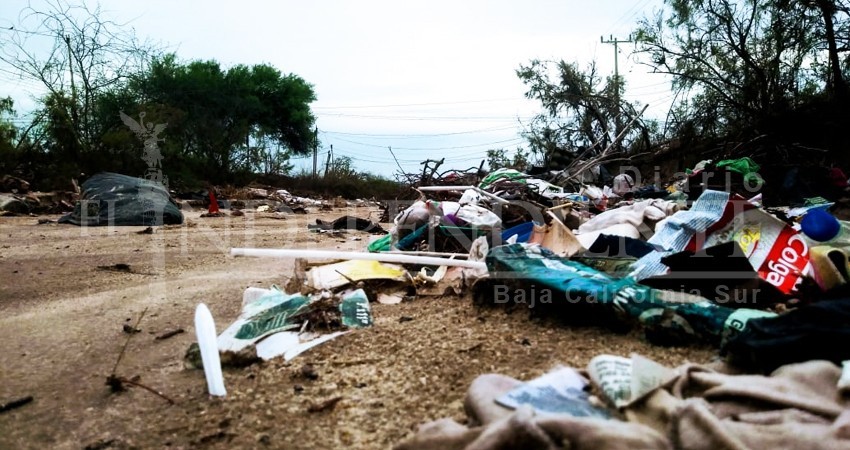 Enorme cantidad de basura fue arrastra por la lluvia que dejó “Ivo”