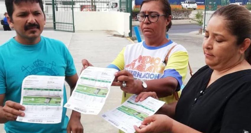 Se manifestaron en CFE por altos cobros y seguridad privada los echó a la calle