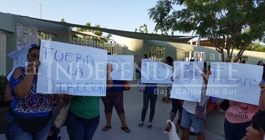 Padres de familia de Camino Real exigen destitución de directora por desfalco de recursos