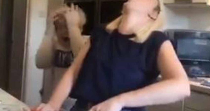 Mamá finge que se corta un dedo para gasta broma a sus hijos Mamá finge que se corta un dedo para gasta broma a sus hijos