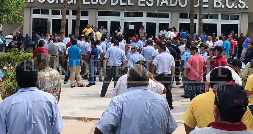 Abarrotan transportistas Congreso de BCS; fijan postura en contra de Ley de Movilidad Abarrotan transportistas Congreso de BCS; fijan postura en contra de Ley de Movilidad