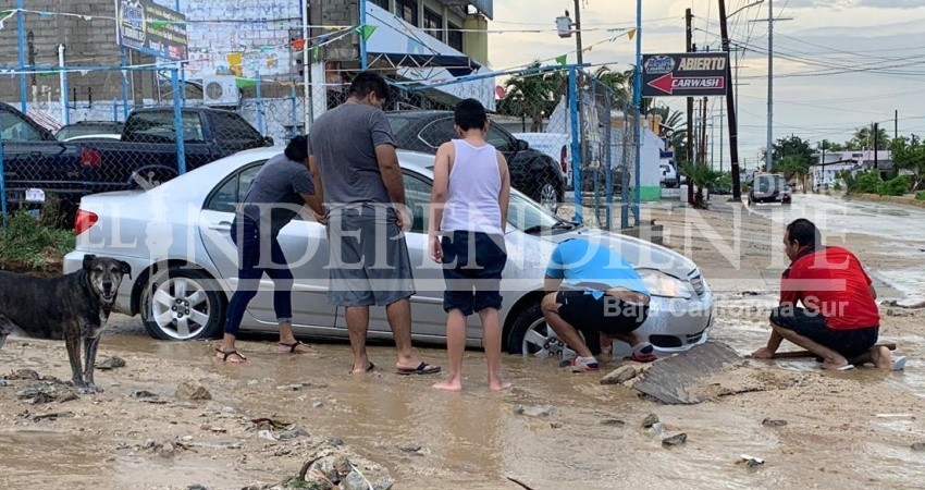 Unos minutos de lluvia causaron severos estragos en vialidades de SJC Unos minutos de lluvia causaron severos estragos en vialidades de SJC