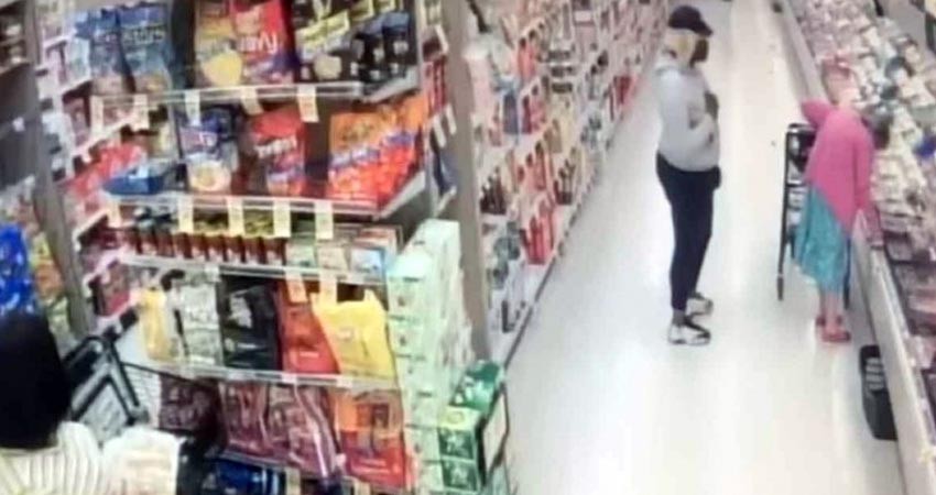 Se busca a dos mujeres que robaron así el bolso a abuelita Se busca a dos mujeres que robaron así el bolso a abuelita