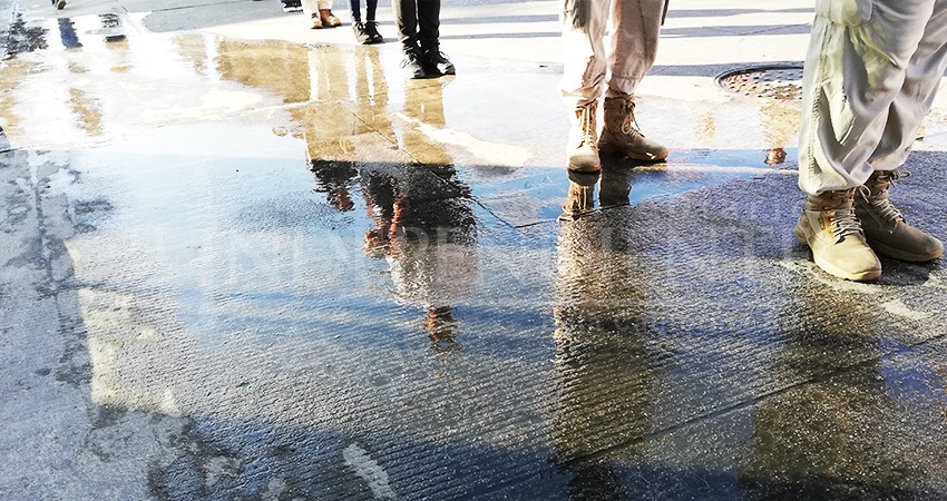 Fugas de agua y encharcamientos, los invitados no deseados al desfile cívico militar en CSL