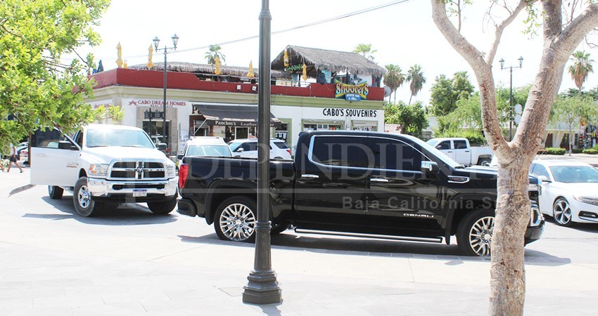 Que funcionarios no se estacionen frente al Palacio Municipal de Los Cabos, pide regidor Que funcionarios no se estacionen frente al Palacio Municipal de Los Cabos, pide regidor