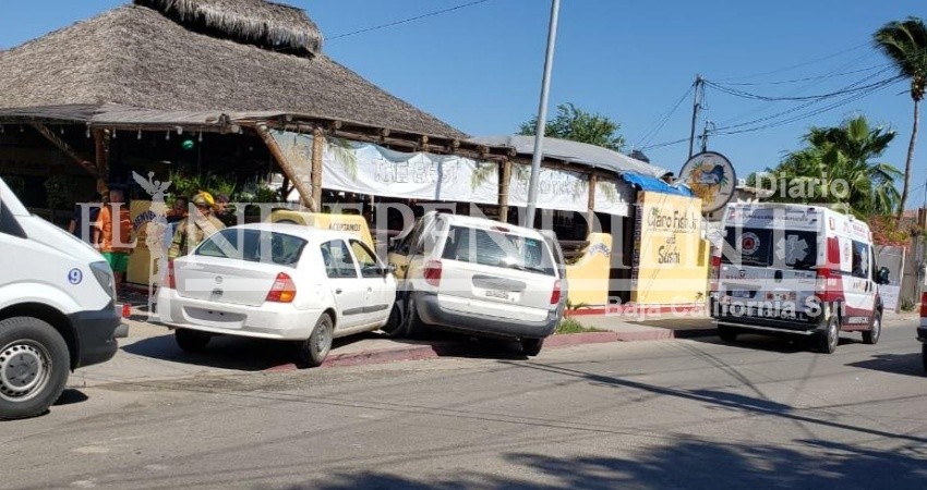 Chocan y luego se estrellan con un negocio de mariscos en CSL