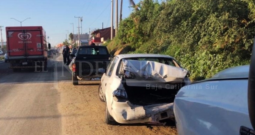 Carambola entre seis vehículos deja cuatro personas lesionadas
