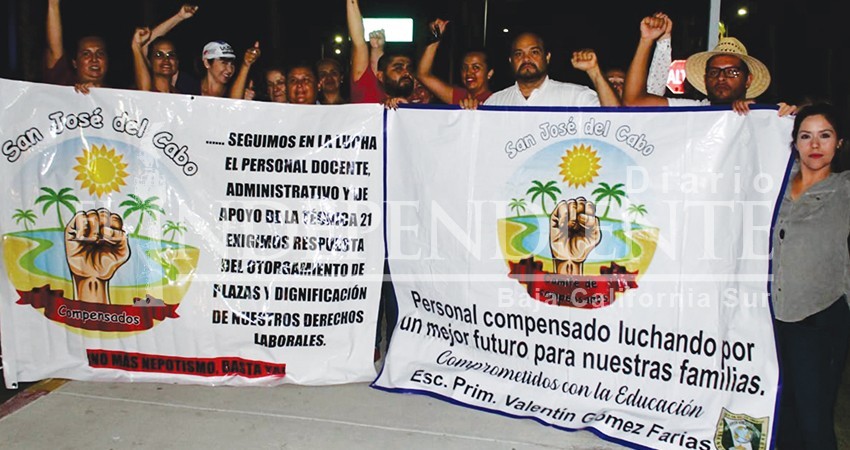 Se manifiestan profesores, exigen plazas luego de 10 años de servicio Se manifiestan profesores, exigen plazas luego de 10 años de servicio