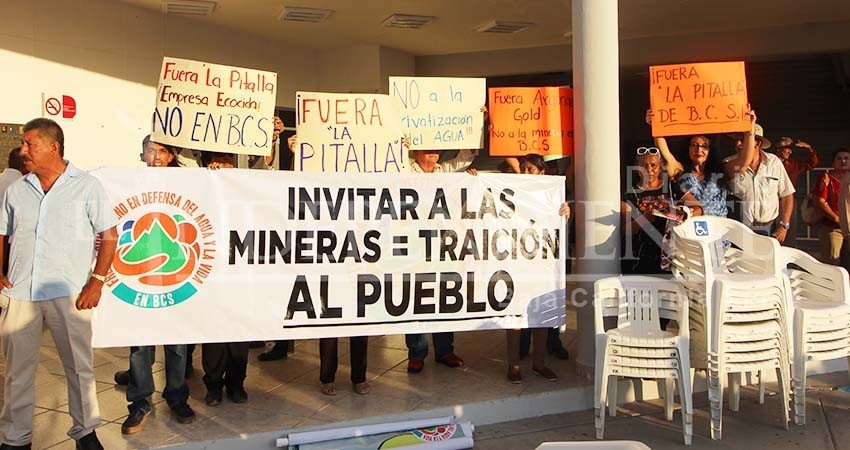 Protestan ciudadanos en el primer informe de Rubén Muñoz Protestan ciudadanos en el primer informe de Rubén Muñoz