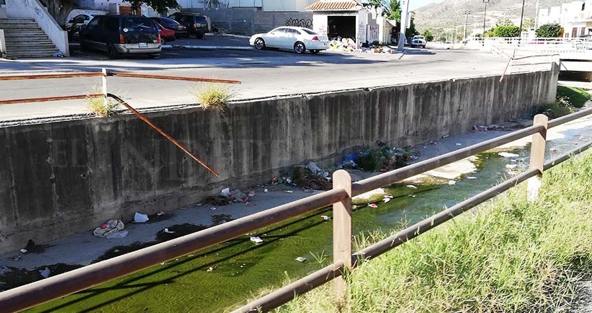 Destruidos los barandales del canal pluvial de Miramar; vecinos exigen pronta reparación Destruidos los barandales del canal pluvial de Miramar; vecinos exigen pronta reparación