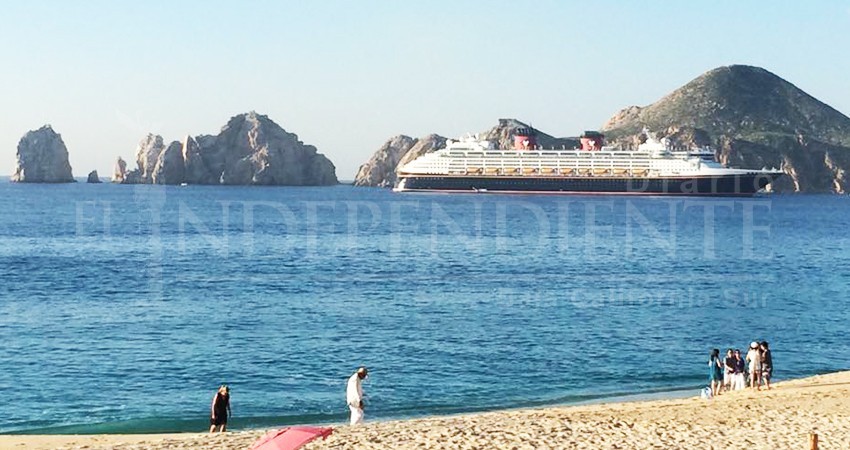 Arribó por primera vez en la temporada el crucero Disney Wonder Arribó por primera vez en la temporada el crucero Disney Wonder