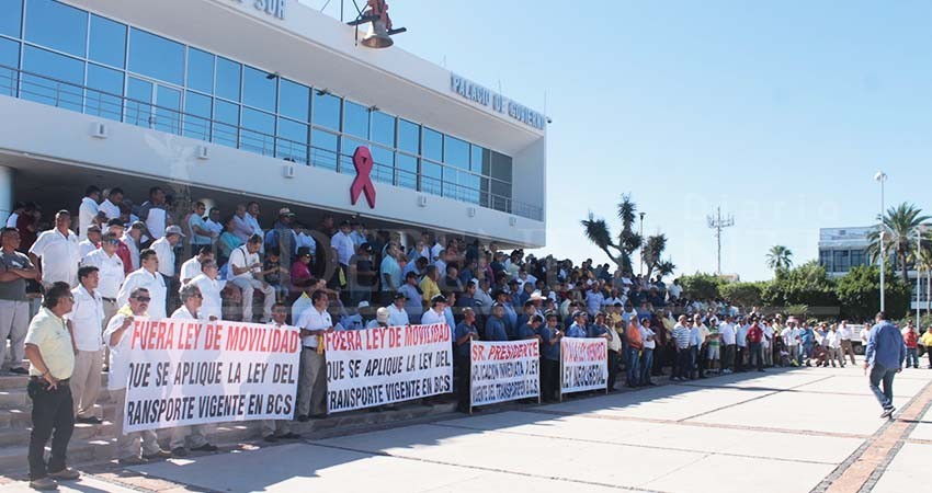 Estalla manifestación de taxistas contra la Ley Mendoza