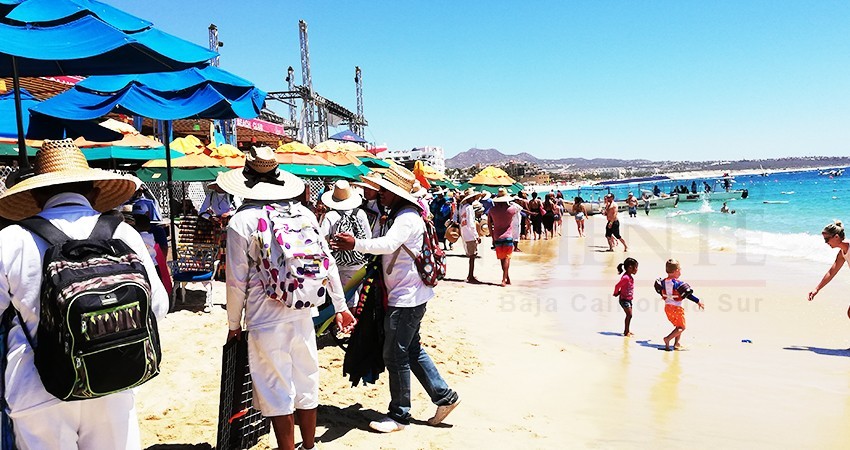 Insisten empresarios en establecer orden en playa El Médano