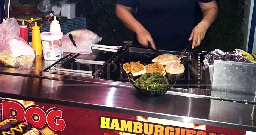 Pese a prohibición por derrame de aguas negras, locatarios venden comida en vía pública Pese a prohibición por derrame de aguas negras, locatarios venden comida en vía pública