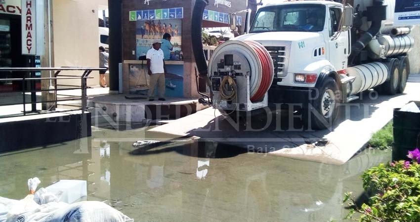 Controlan derrames de aguas negras en marina turística de CSL Controlan derrames de aguas negras en marina turística de CSL