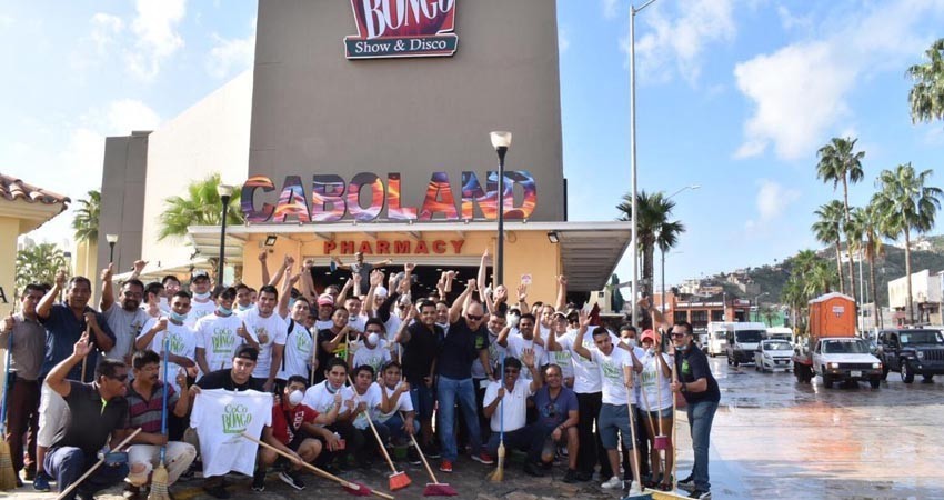 Amigos de CSL y Coco Bongo Show se unen para limpiar el puerto