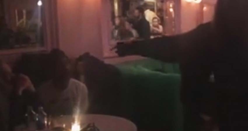 Video: actrices encaran e insultan a Harvey Weinstein en bar de NY Video: actrices encaran e insultan a Harvey Weinstein en bar de NY