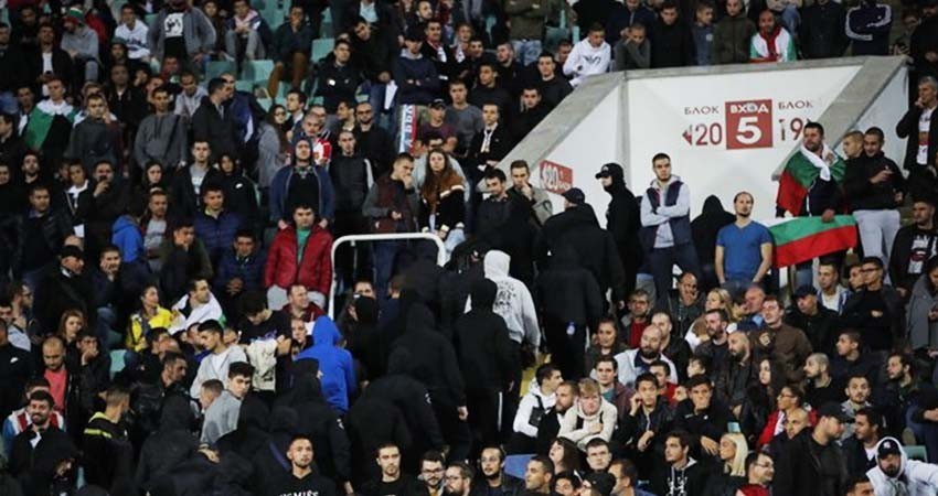 UEFA cierra estadio de Bulgaria por racismo ante Inglaterra UEFA cierra estadio de Bulgaria por racismo ante Inglaterra