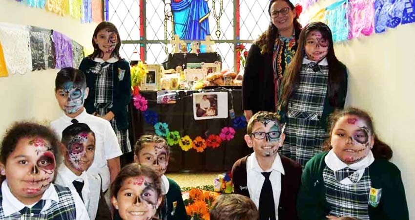 Alumnos en EU acuden a panteón para aprender del Día de Muertos Alumnos en EU acuden a panteón para aprender del Día de Muertos