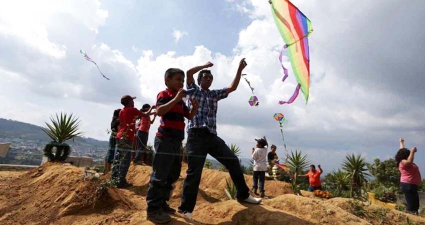 En Guatemala vuelan papalotes para celebrar Día de Muertos En Guatemala vuelan papalotes para celebrar Día de Muertos