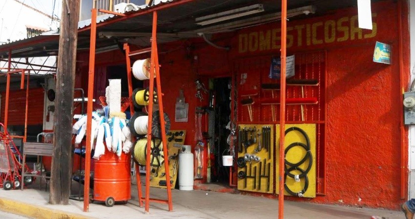 Mientras paguen, no es obligación que comerciantes de La Paz quiten sus productos de la banqueta Mientras paguen, no es obligación que comerciantes de La Paz quiten sus productos de la banqueta