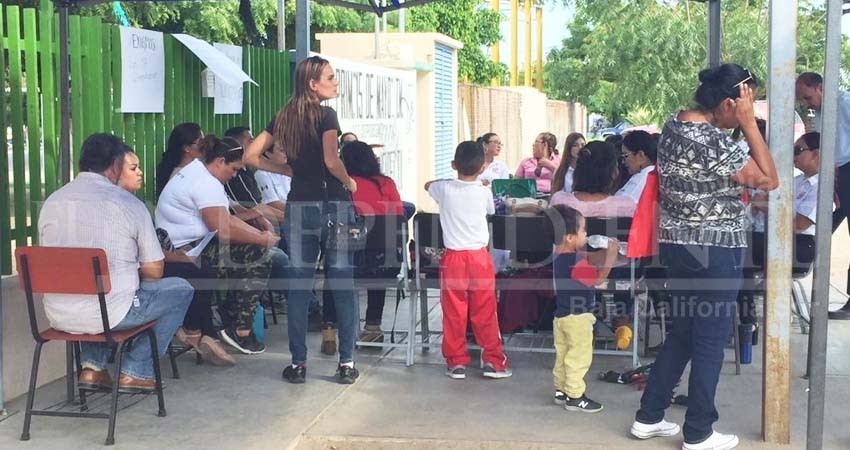 Padres de familia cierran la escuela 15 de Mayo en La Paz Padres de familia cierran la escuela 15 de Mayo en La Paz