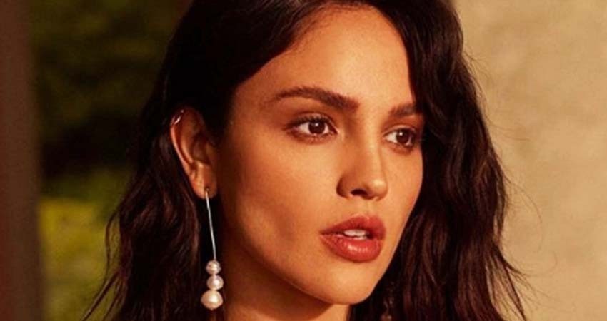 Captan a Eiza González en una fiesta besando a una mujer Captan a Eiza González en una fiesta besando a una mujer