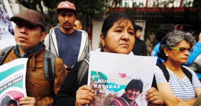 Se manifiestan colectivos en embajada de Bolivia en México por golpe de estado