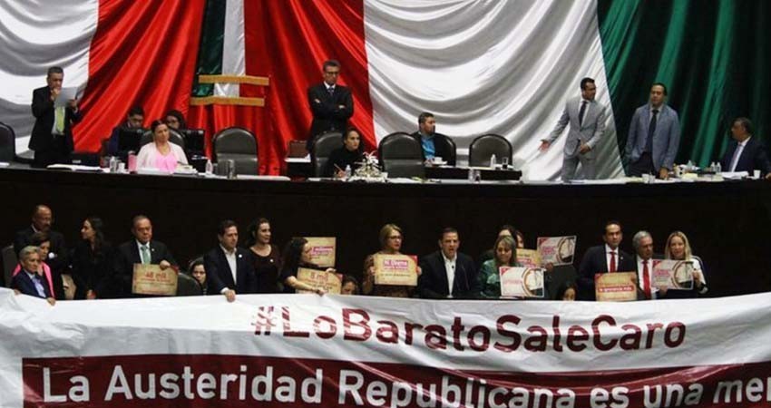 Reconoce AMLO errores en despidos, pero anuncia más recortes en burocracia Reconoce AMLO errores en despidos, pero anuncia más recortes en burocracia