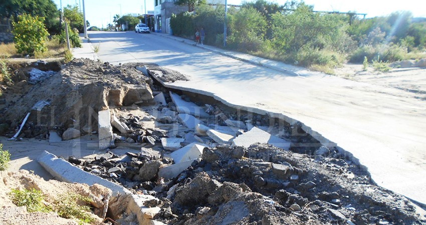 En riesgo automovilistas y peatones  por  socavones  y calles colapsadas