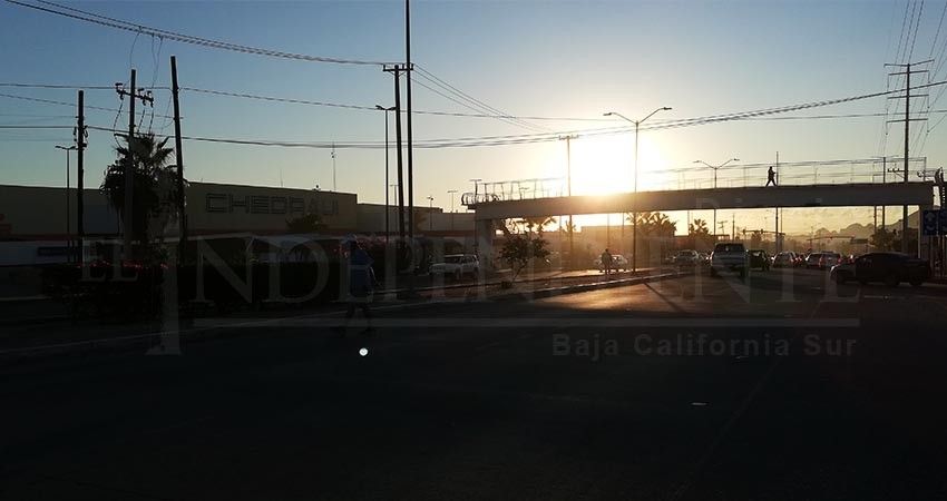 Puente peatonal “IMSS-Chedraui” de CSL, ignorado para cruzar vía federal Puente peatonal “IMSS-Chedraui” de CSL, ignorado para cruzar vía federal