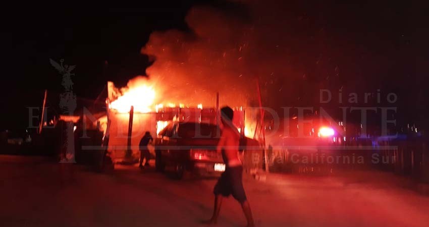 Voraz incendio despierta a vecinos de la invasión Chulavista en CSL Voraz incendio despierta a vecinos de la invasión Chulavista en CSL