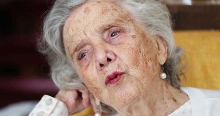Elena Poniatowska: un pavorreal de casi 88 años Elena Poniatowska: un pavorreal de casi 88 años