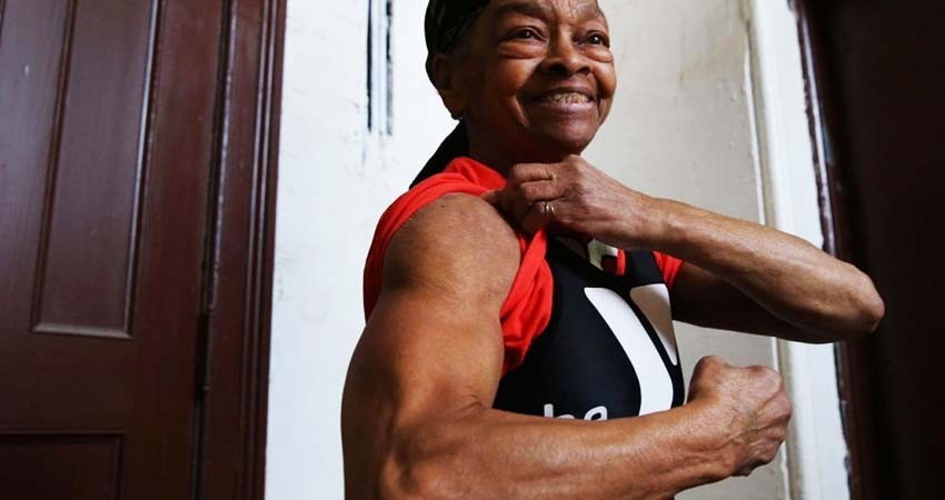 Abuelita fisicoculturista da golpiza a intruso Abuelita fisicoculturista da golpiza a intruso