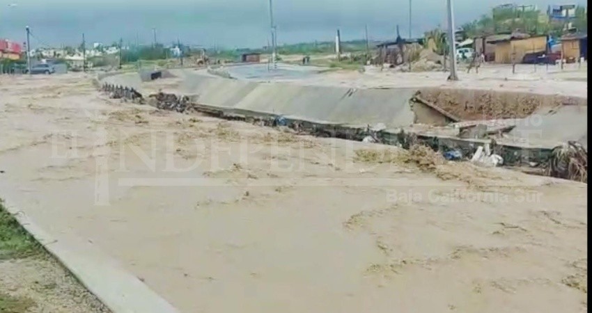 Desborda arroyo pluvial de Chulavista en CSL Desborda arroyo pluvial de Chulavista en CSL