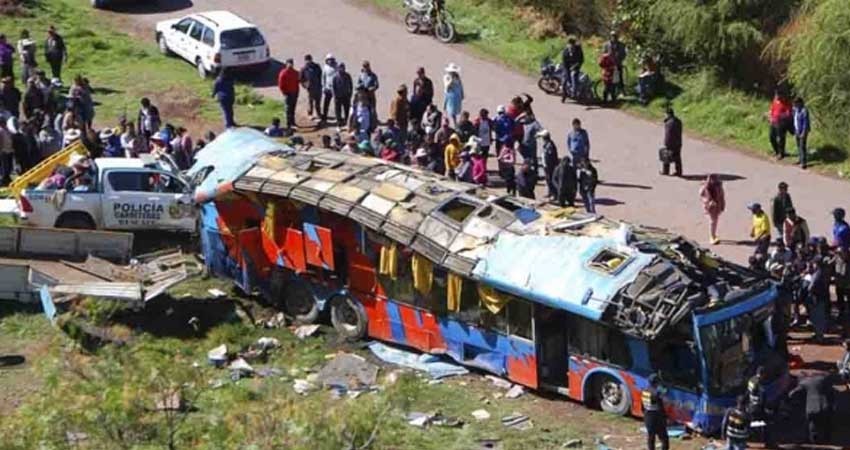 Cae autobús escolar a barranco; hay siete niños muertos Cae autobús escolar a barranco; hay siete niños muertos