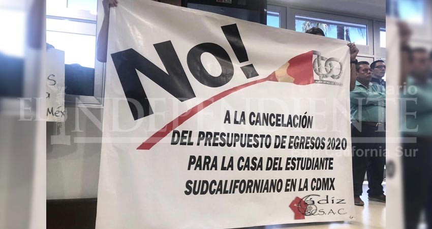Protestan a favor de la Casa del Estudiante Sudcaliforniano en México ante el Congreso Protestan a favor de la Casa del Estudiante Sudcaliforniano en México ante el Congreso