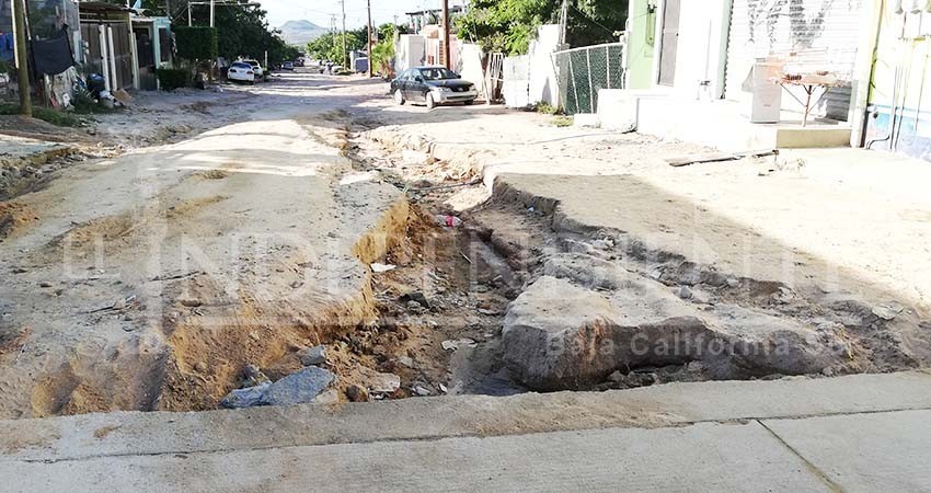 Sin poder entrar a sus viviendas vecinos de CSL por calles destruidas Sin poder entrar a sus viviendas vecinos de CSL por calles destruidas