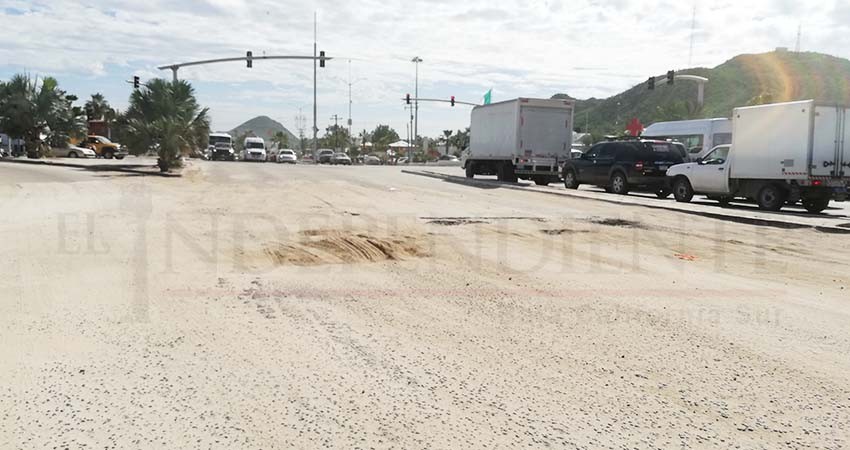 En riesgo usuarios de la Carretera Transpeninsular por acumulación de arena y piedras En riesgo usuarios de la Carretera Transpeninsular por acumulación de arena y piedras