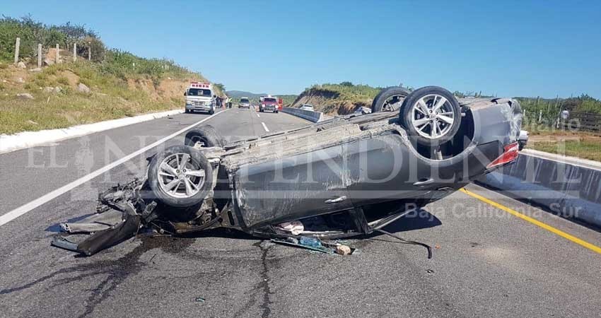 Tres heridos en aparatoso accidente en carretera a Todos Santos Tres heridos en aparatoso accidente en carretera a Todos Santos