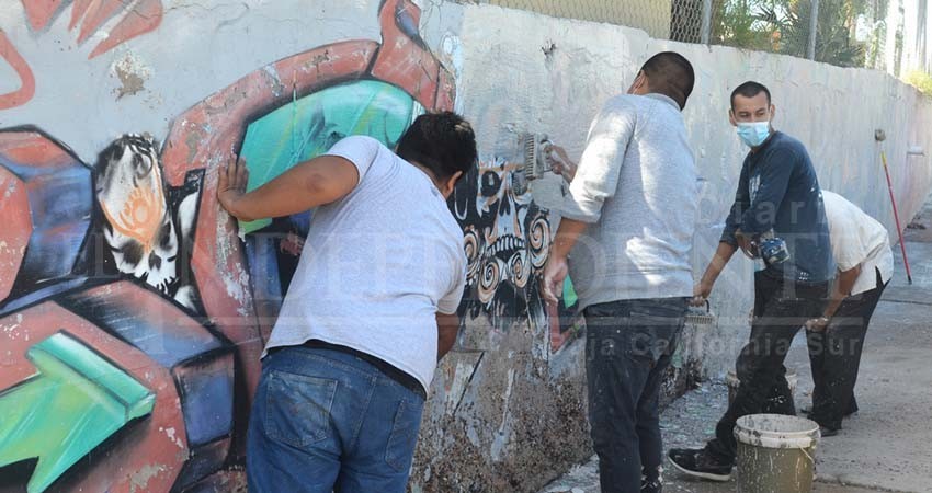 Emprenden campaña para eliminar grafitis en La Paz, empiezan por El Esterito Emprenden campaña para eliminar grafitis en La Paz, empiezan por El Esterito