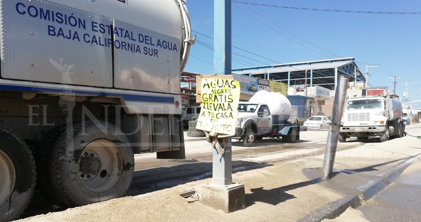 “Aguas negras gratis”, la irónica oferta en calle Leona Vicario de CSL “Aguas negras gratis”, la irónica oferta en calle Leona Vicario de CSL