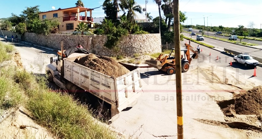 Ciudadanos de El Tezal limpian azolve en Carretera Transpeninsular Ciudadanos de El Tezal limpian azolve en Carretera Transpeninsular