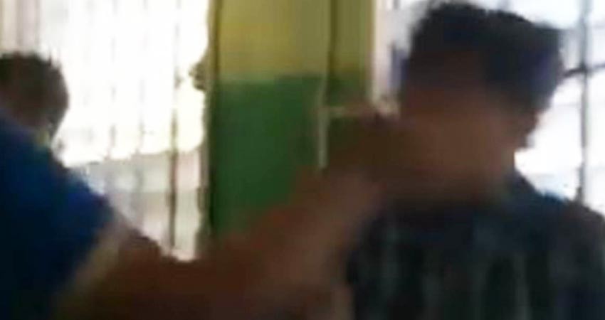 Joven cachetea a su profesora y desata brutal pelea en salón Joven cachetea a su profesora y desata brutal pelea en salón